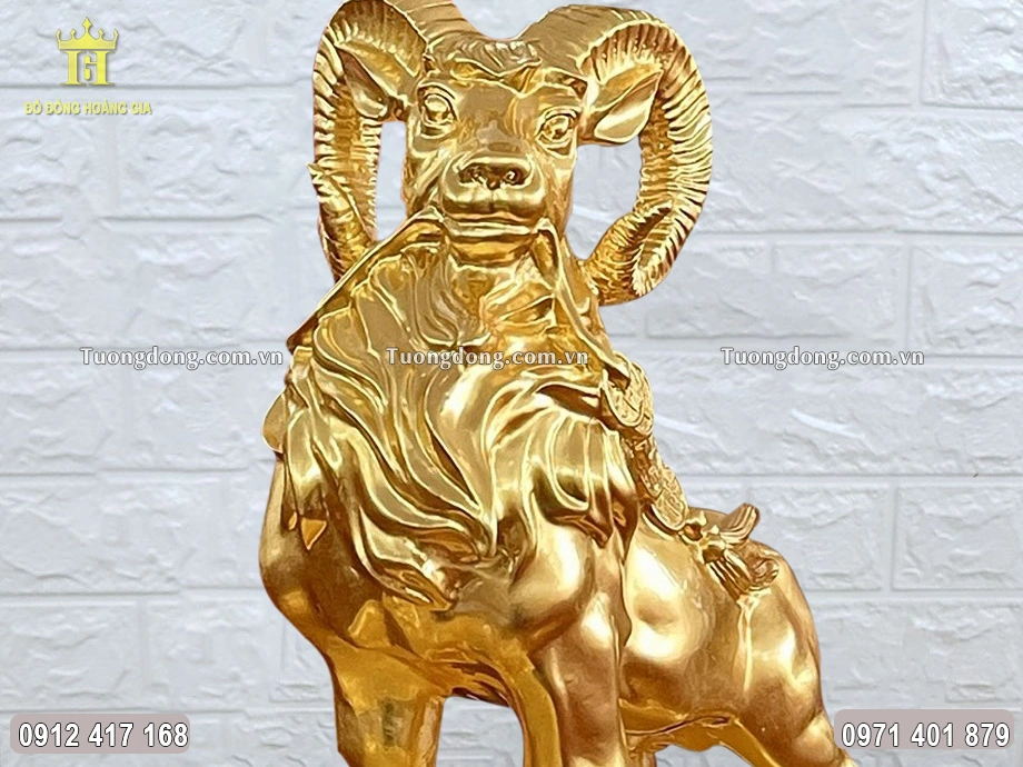 Gương mặt con dê được chạm khắc có hồn